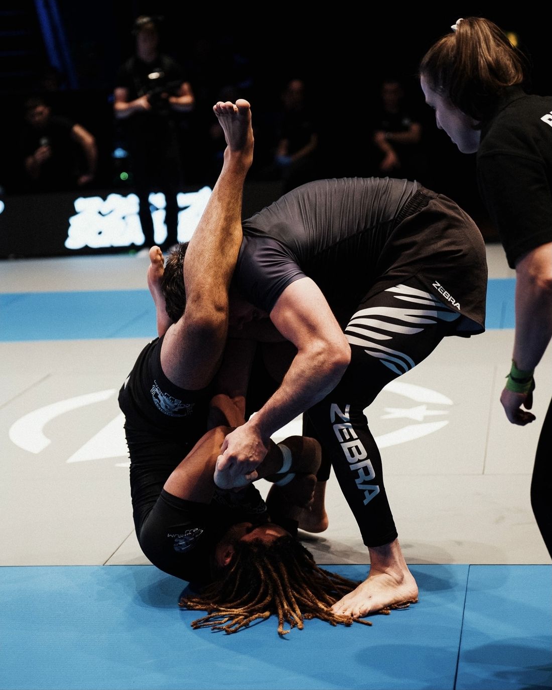 Equilibrium fighter inverting to defend a guard pass